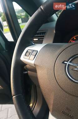 Минивэн Opel Zafira 2010 в 