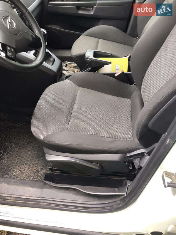 Мінівен Opel Zafira 2010 в Снятині