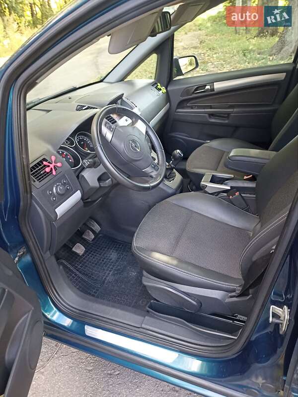 Минивэн Opel Zafira 2007 в Краснограде