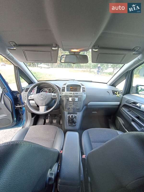 Минивэн Opel Zafira 2007 в Краснограде