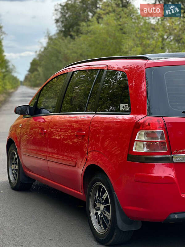 Минивэн Opel Zafira 2008 в Раздельной