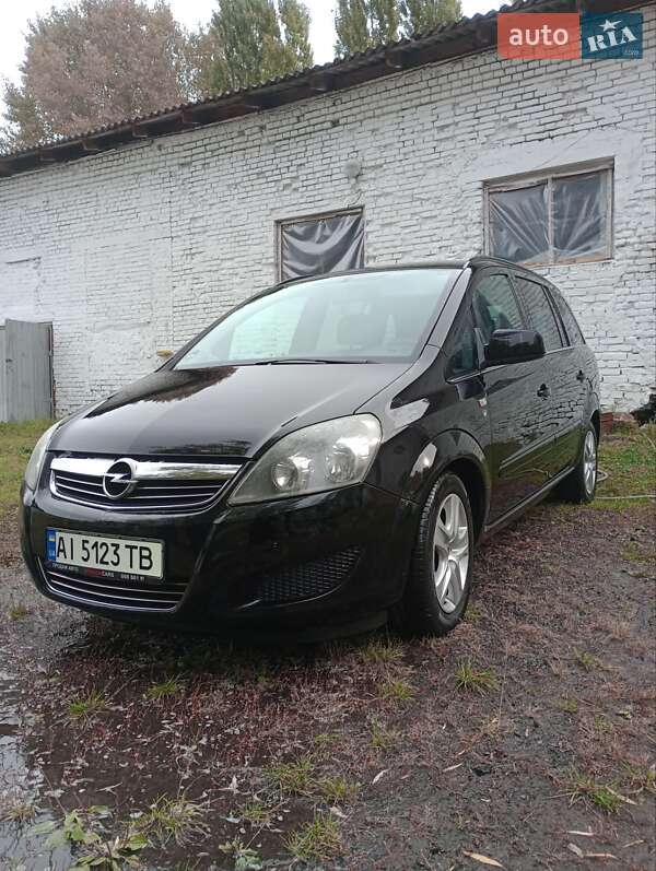 Минивэн Opel Zafira 2010 в Остер