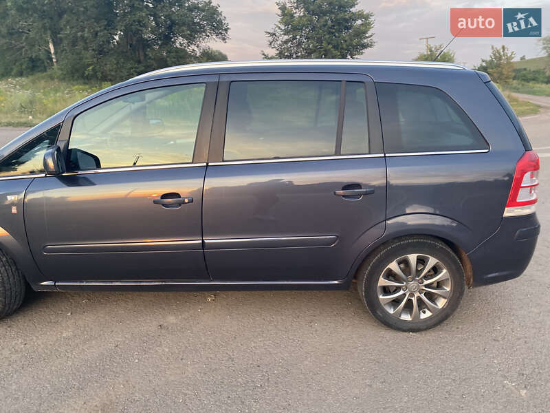 Мінівен Opel Zafira 2010 в Ромнах