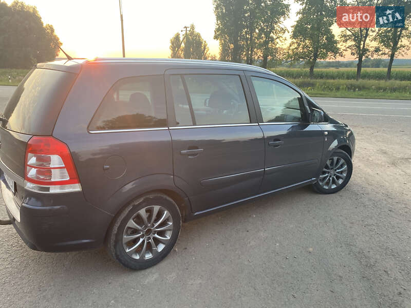 Мінівен Opel Zafira 2010 в Ромнах