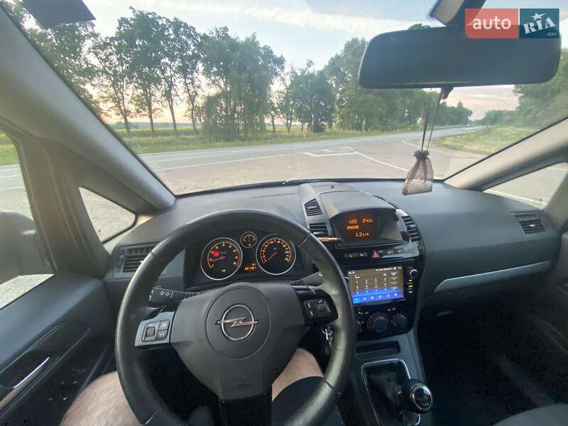 Мінівен Opel Zafira 2010 в Ромнах