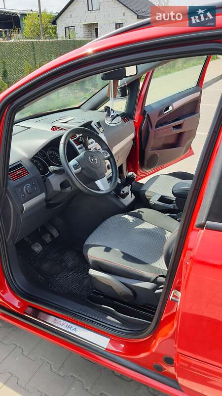 Минивэн Opel Zafira 2012 в Вараше