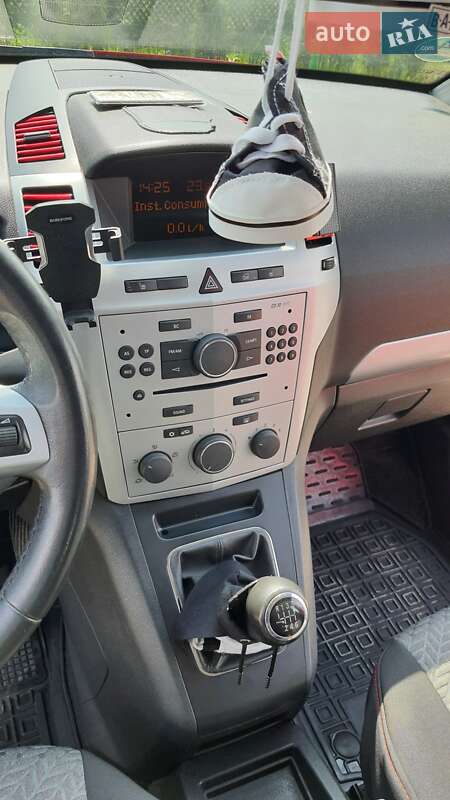 Минивэн Opel Zafira 2012 в Вараше