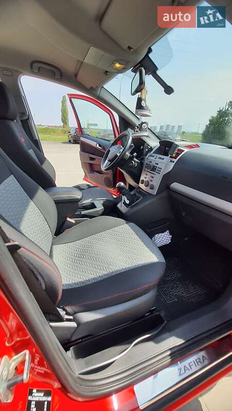 Минивэн Opel Zafira 2012 в Вараше