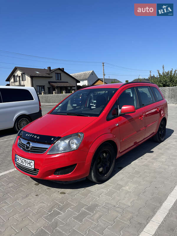 Минивэн Opel Zafira 2012 в Вараше