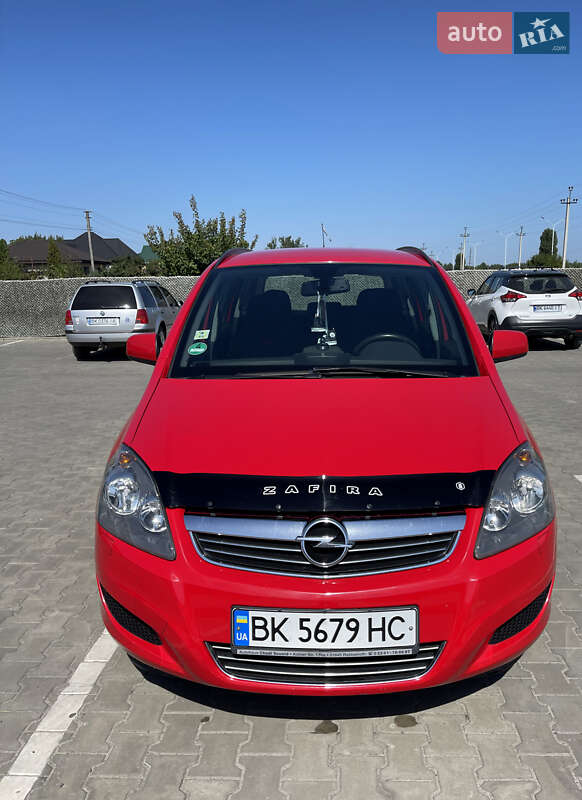 Минивэн Opel Zafira 2012 в Вараше