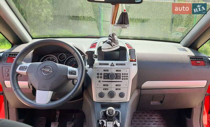 Минивэн Opel Zafira 2012 в Вараше