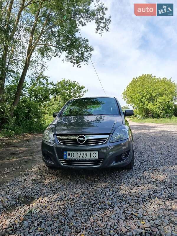 Минивэн Opel Zafira 2011 в Пирятине