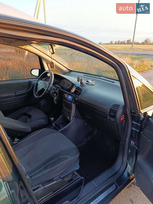 Минивэн Opel Zafira 2004 в Раздельной
