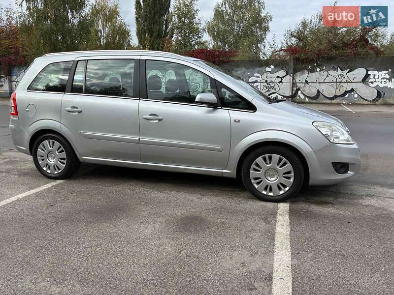 Минивэн Opel Zafira 2008 в Луцке