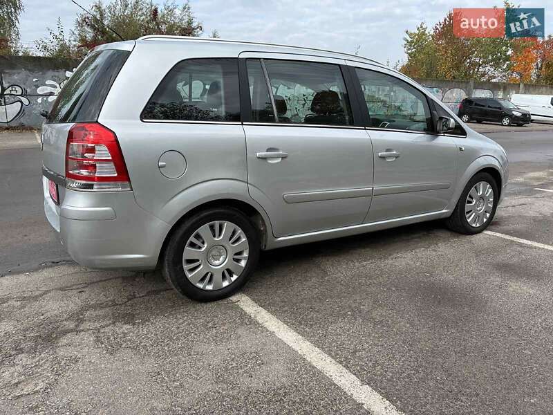 Минивэн Opel Zafira 2008 в Луцке