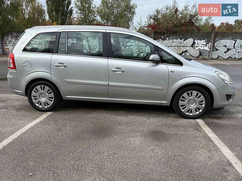 Минивэн Opel Zafira 2008 в Луцке