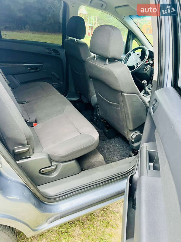 Минивэн Opel Zafira 2010 в Луцке