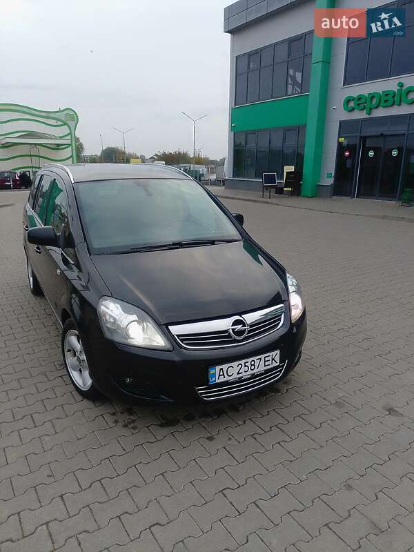 Минивэн Opel Zafira 2013 в Нововолынске