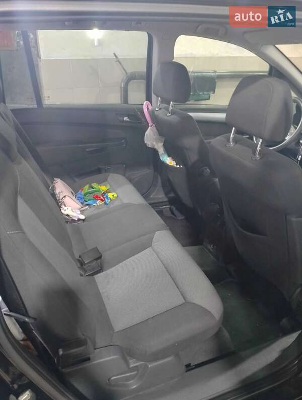 Минивэн Opel Zafira 2005 в Вольногорске