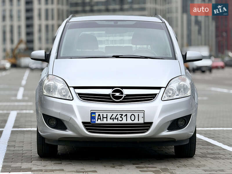 Минивэн Opel Zafira 2008 в Киеве