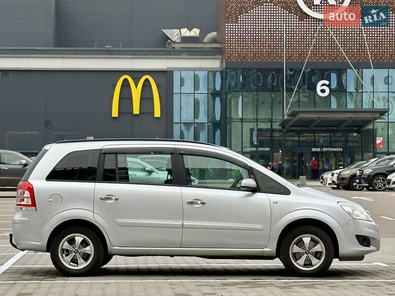Минивэн Opel Zafira 2008 в Киеве