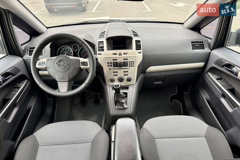 Минивэн Opel Zafira 2008 в Киеве