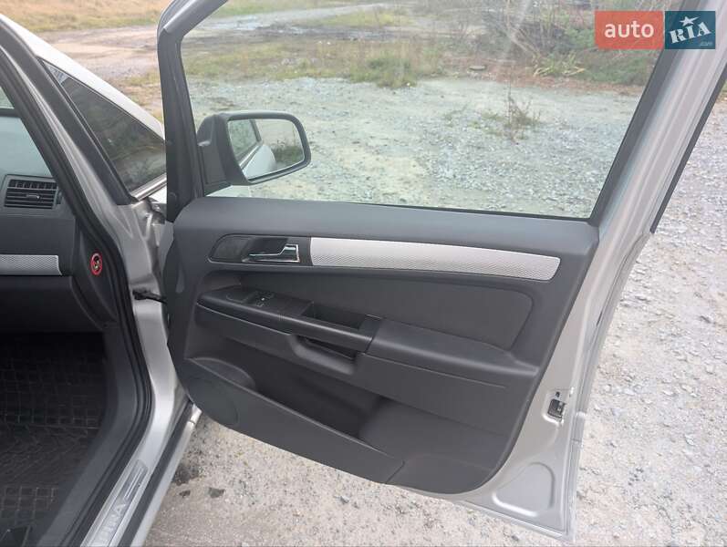 Минивэн Opel Zafira 2010 в Ровно