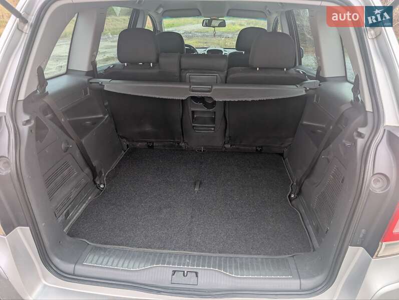 Минивэн Opel Zafira 2010 в Ровно
