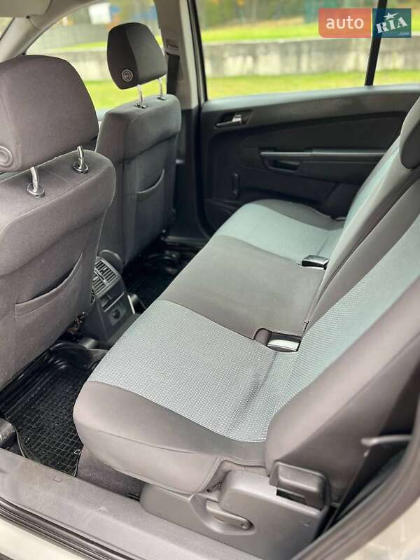 Минивэн Opel Zafira 2007 в Новояворовске