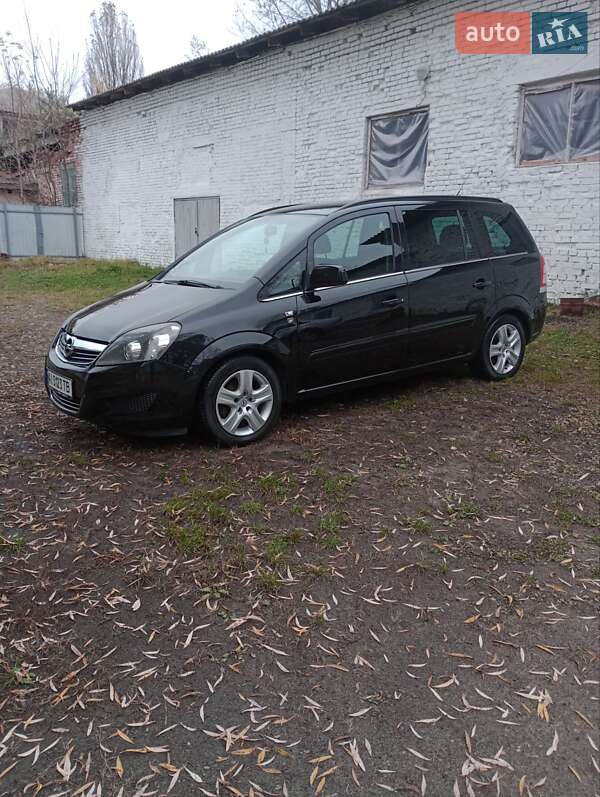Минивэн Opel Zafira 2010 в Остер