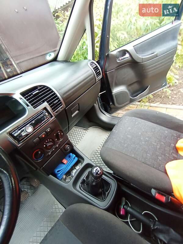 Минивэн Opel Zafira 2002 в Дубно