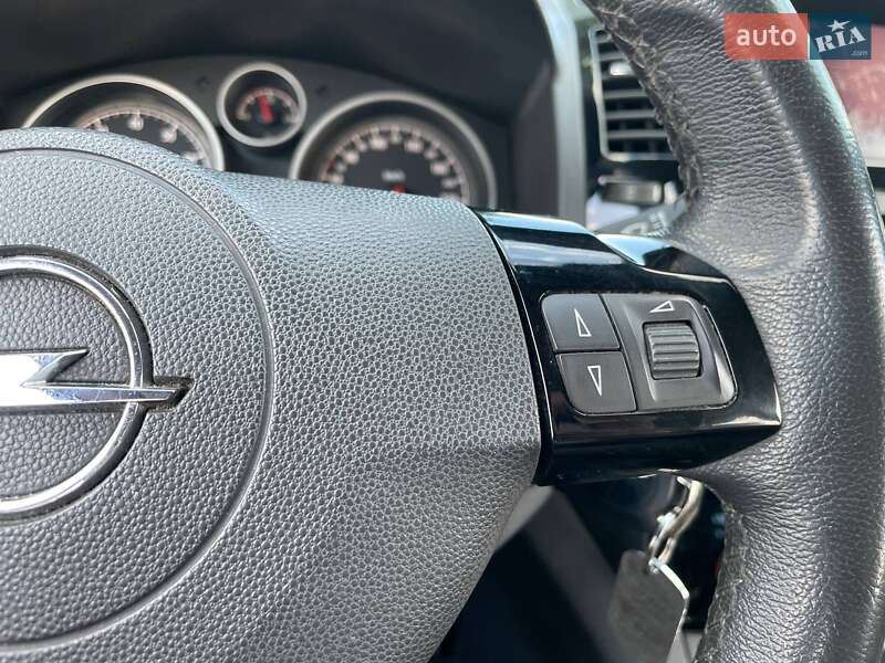 Минивэн Opel Zafira 2011 в Киеве