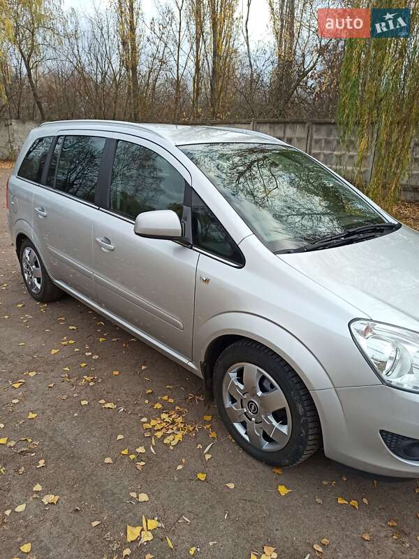 Минивэн Opel Zafira 2011 в Варве