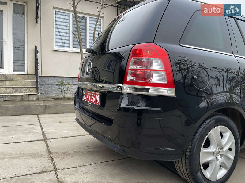 Мінівен Opel Zafira 2011 в Хотині