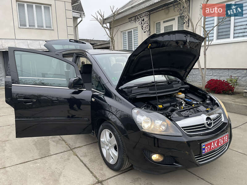 Мінівен Opel Zafira 2011 в Хотині