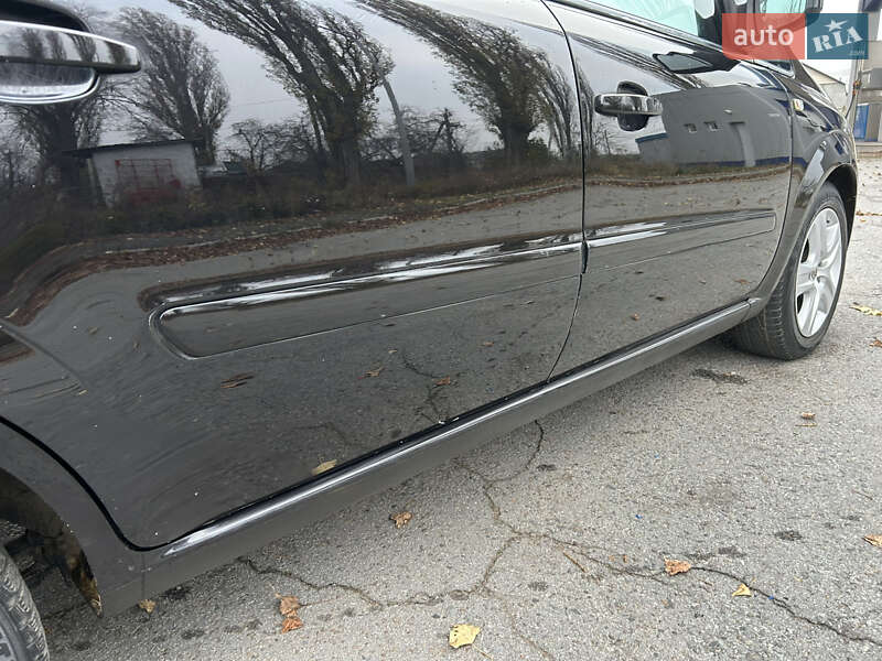 Минивэн Opel Zafira 2010 в Коростене