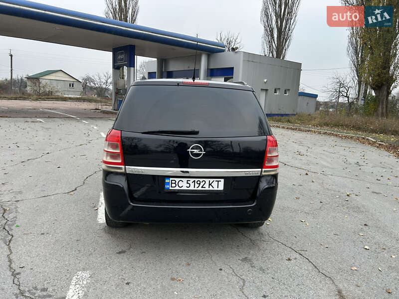 Минивэн Opel Zafira 2010 в Коростене