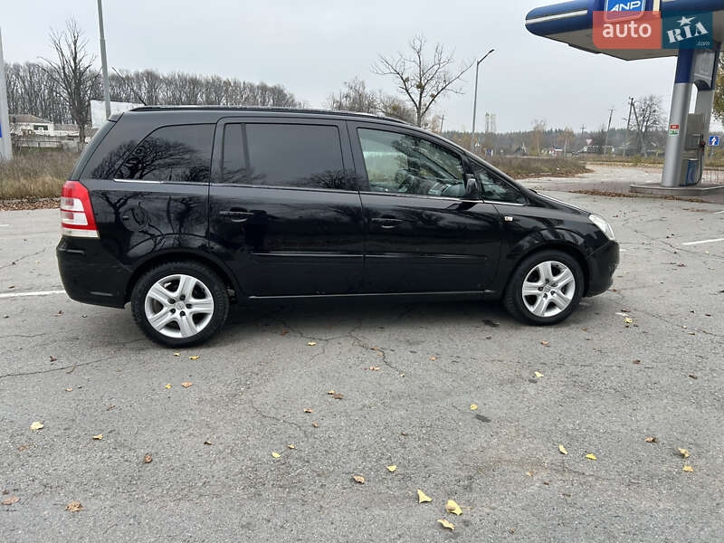Минивэн Opel Zafira 2010 в Коростене