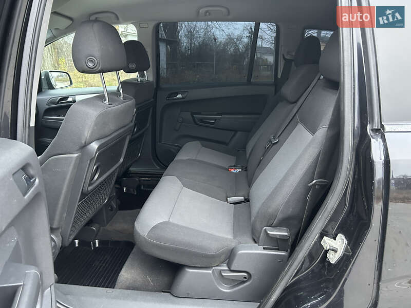 Минивэн Opel Zafira 2010 в Коростене
