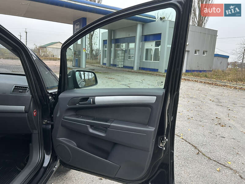 Минивэн Opel Zafira 2010 в Коростене