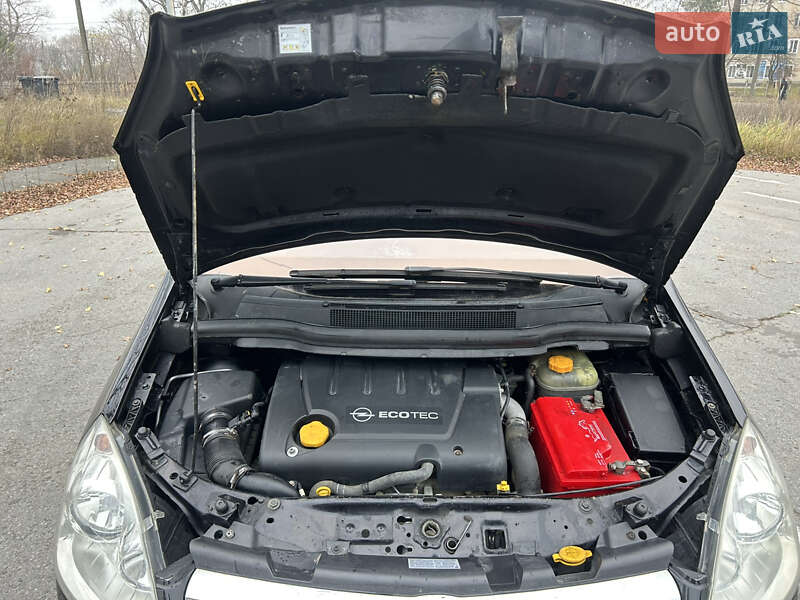 Минивэн Opel Zafira 2010 в Коростене