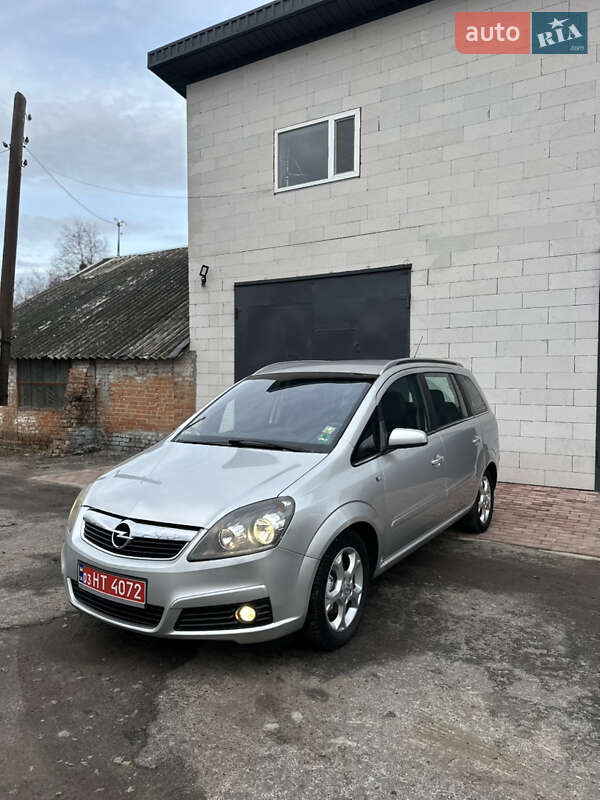 Минивэн Opel Zafira 2007 в Хороле