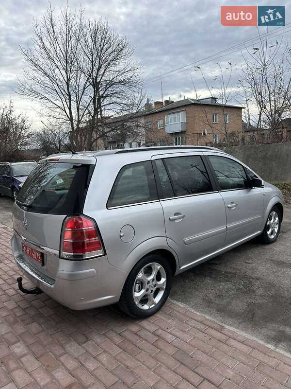 Минивэн Opel Zafira 2007 в Хороле