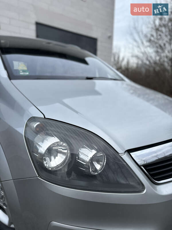 Минивэн Opel Zafira 2007 в Хороле