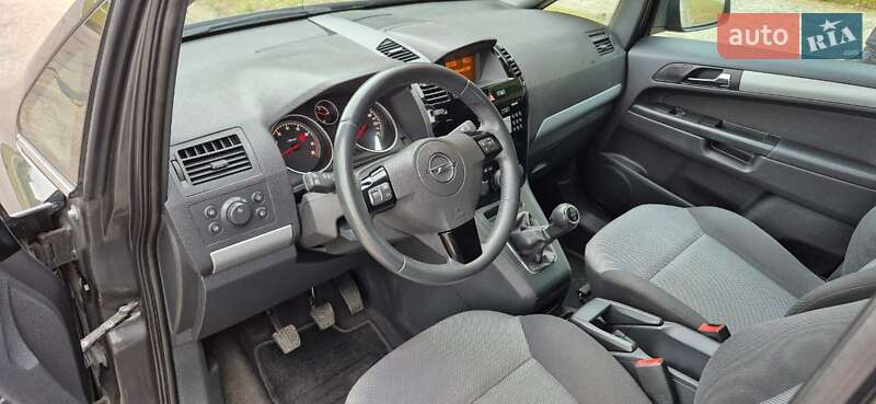 Мінівен Opel Zafira 2011 в Вараші