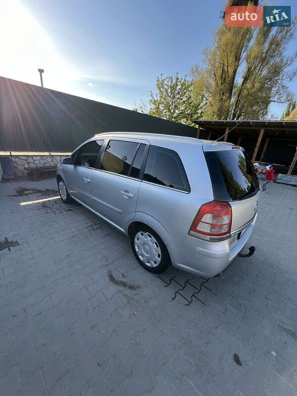 Минивэн Opel Zafira 2008 в Волочиске