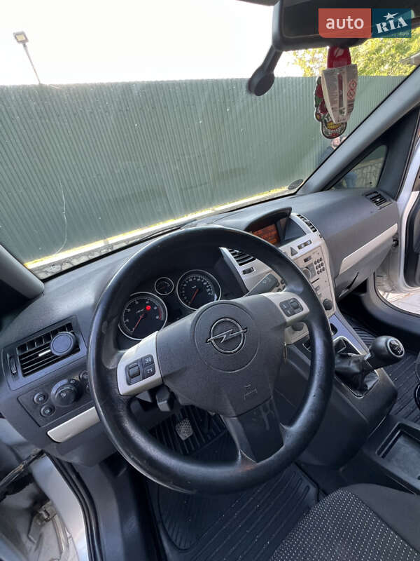 Минивэн Opel Zafira 2008 в Волочиске