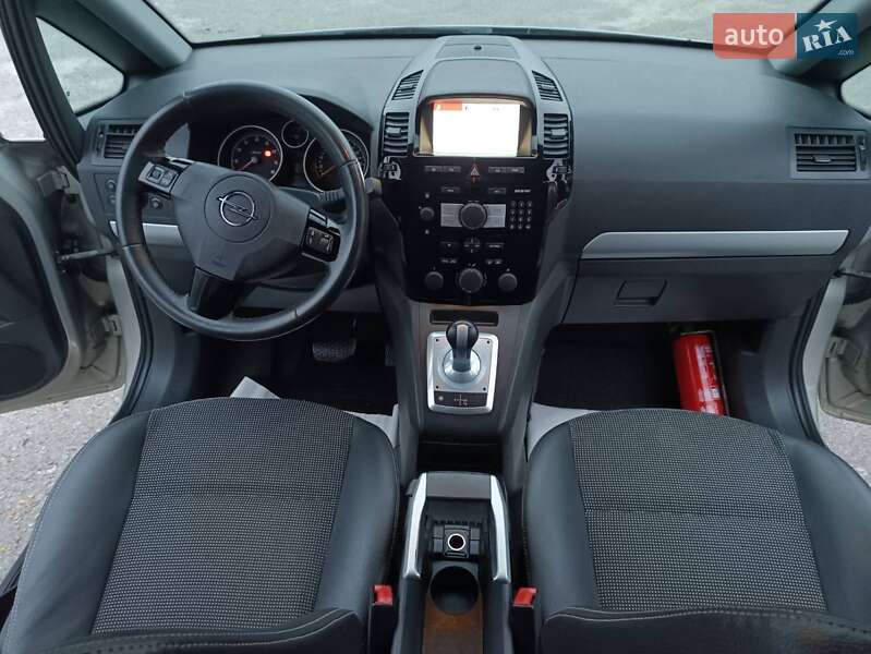 Минивэн Opel Zafira 2010 в Дубно