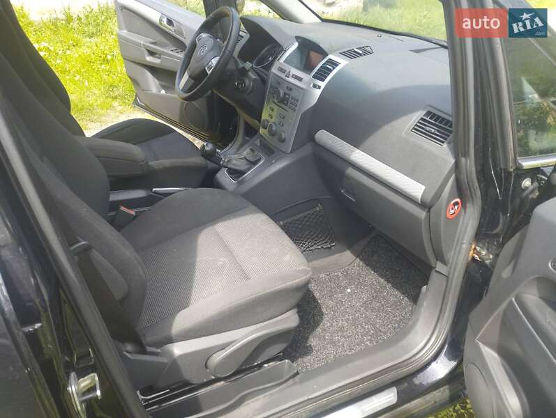 Минивэн Opel Zafira 2011 в Косове