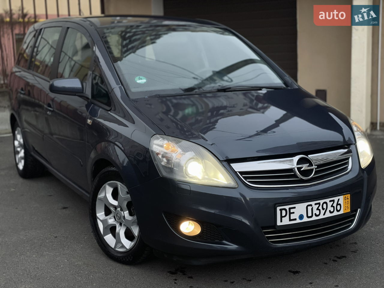 До вашої уваги свіжопригнаний Opel Zafira 12.08.2008 року з Німеччини!
Повністю розмитнена і чекає на власника!
Машина має 7місць.
Чудово підійде для великої сімʼї, та для довгих поїздок.
Двигун 1.6 бензин працює справно та без зауважень.
285тис рідного пробігу, сервісна книга присутня з усіма відмітками.
Ходова частина в повному порядку.
Салон збережений, мінімум слідів експлуатації.
Клімат заправлений, холодить та гріє без зауважень.
Гарні титанові R16 диски на зимовій гумі.
Телефонуйте!